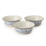 A SET OF THREE BLUE AND WHITE PORCELAIN BOWLS