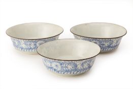 A SET OF THREE BLUE AND WHITE PORCELAIN BOWLS