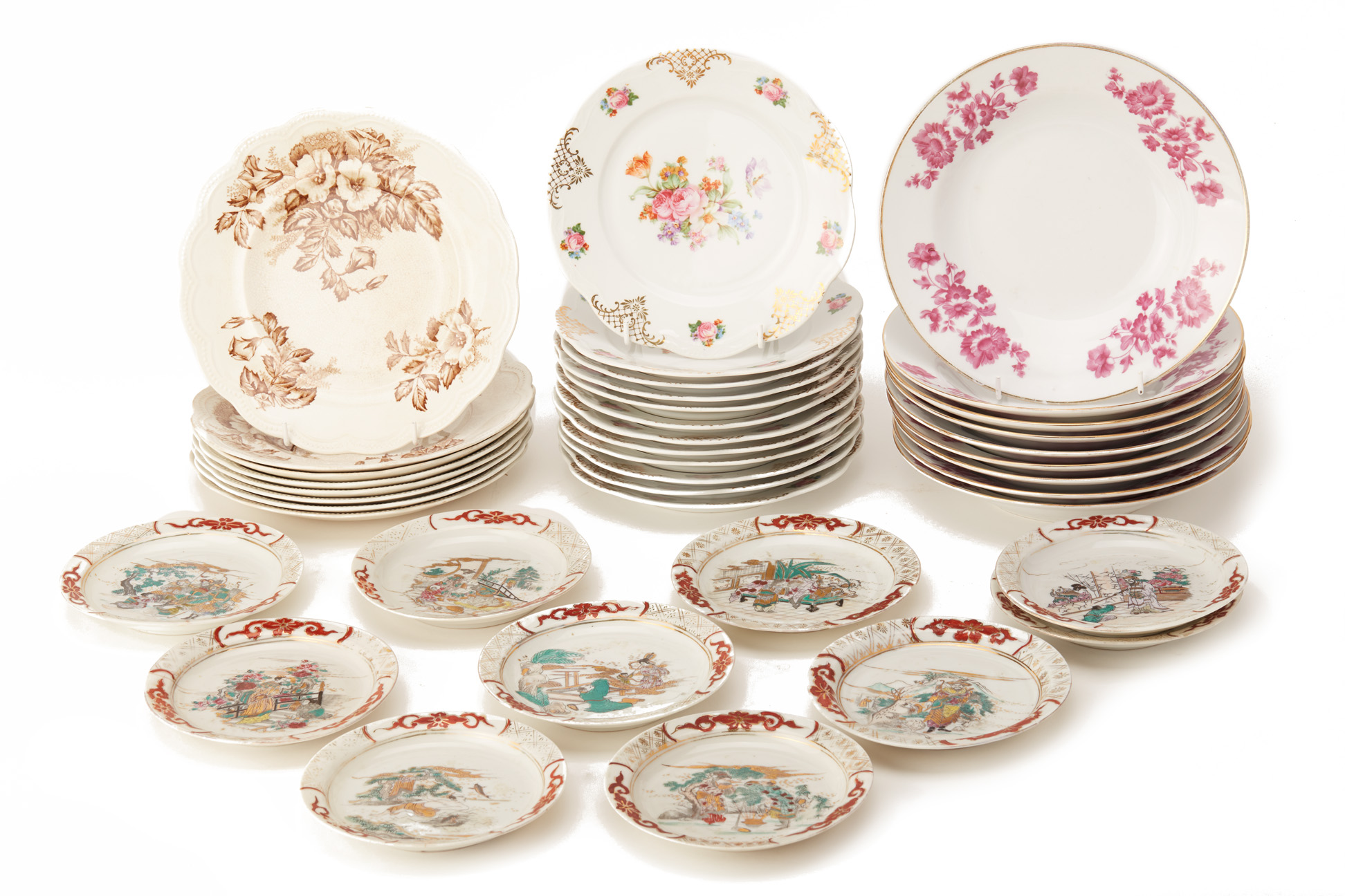 A GROUP OF PORCELAIN PLATES AND SPOONS