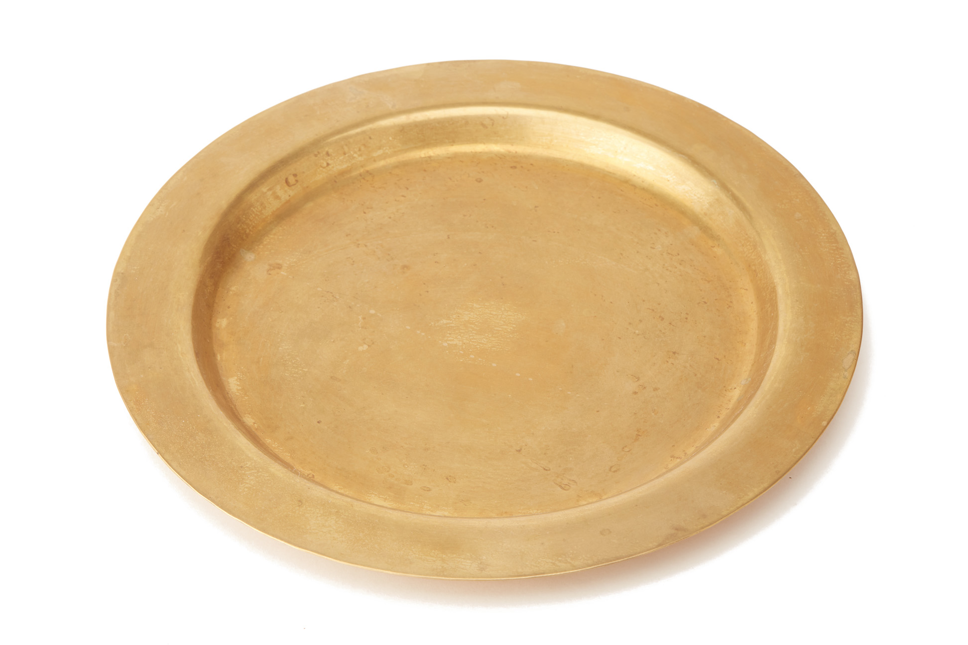 A CIRCULAR POLISHED BRONZE/BRASS TRAY