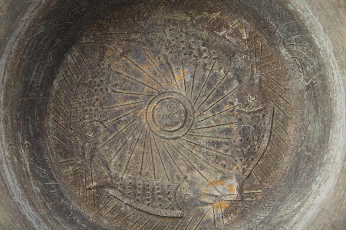 A LARGE TWIN HANDLED SPOUTING BOWL - Image 3 of 3
