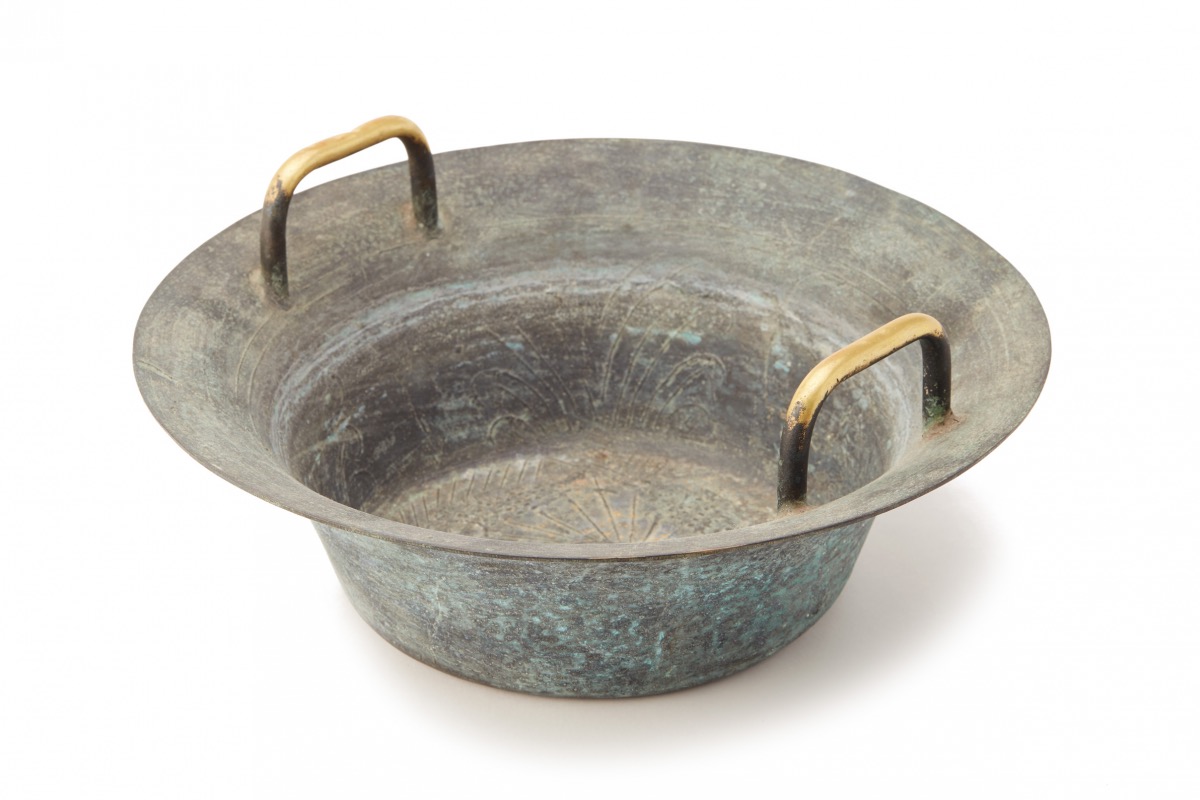 A LARGE TWIN HANDLED SPOUTING BOWL