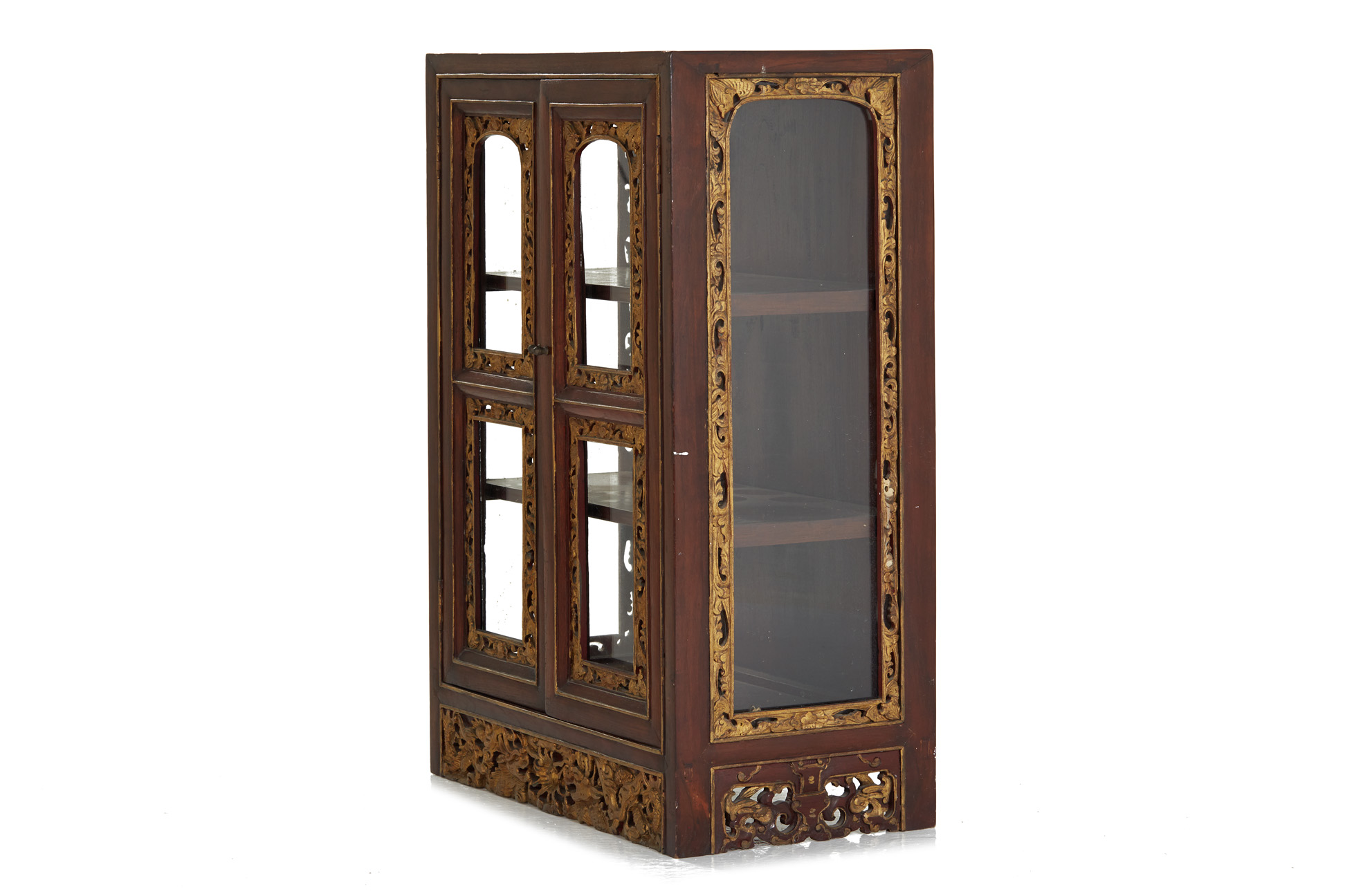 A SMALL CARVED AND PARCEL GILT GLAZED DISPLAY CABINET - Image 3 of 3