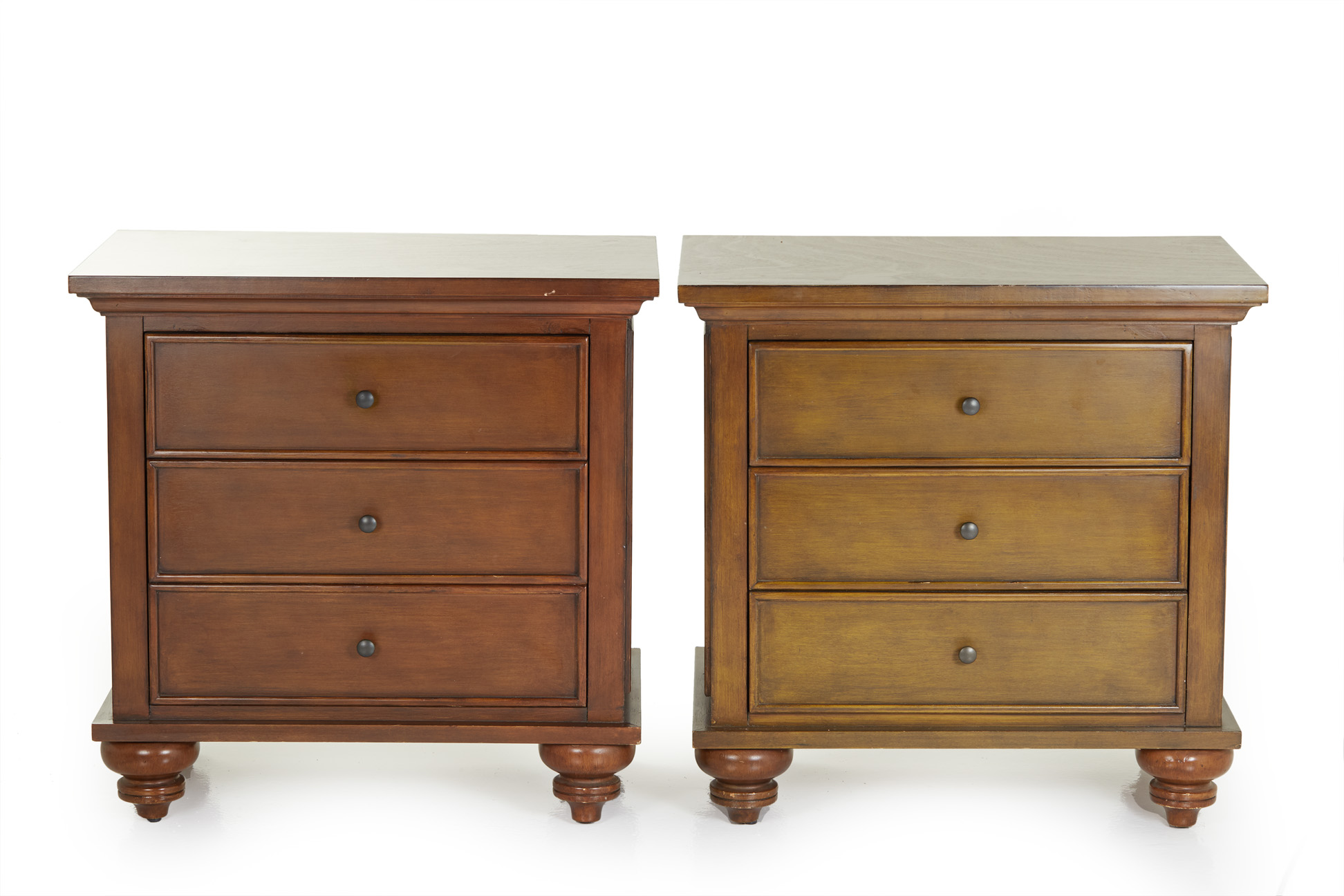 A PAIR OF BEDSIDE CHESTS OF DRAWERS