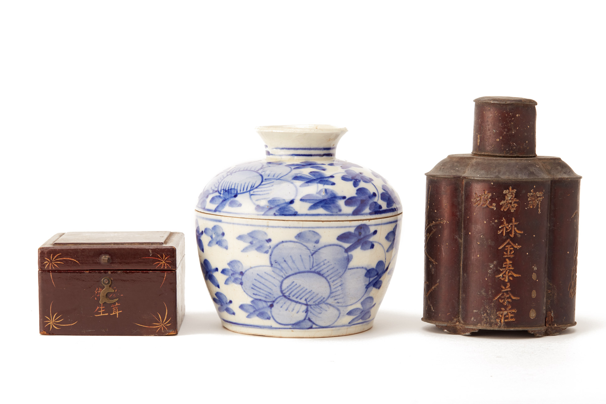A GROUP OF THREE ORIENTAL ITEMS