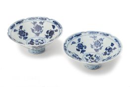 A PAIR OF CHINESE BLUE AND WHITE PORCELAIN BOWLS