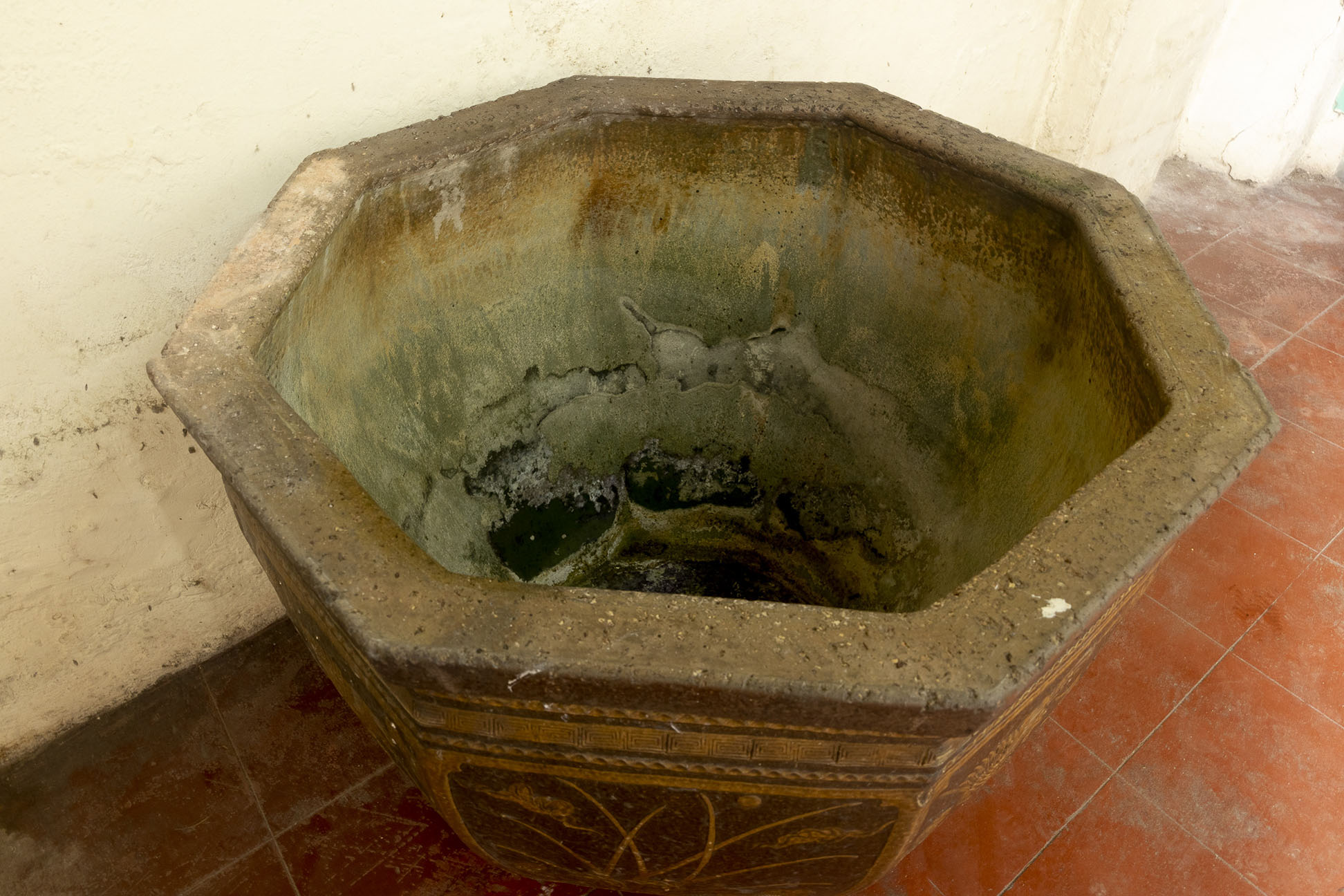 A LARGE HEXAGONAL BROWN GLAZED JARDINIERE - Image 3 of 12