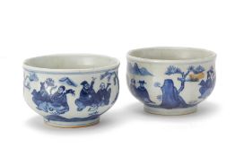 A PAIR OF BLUE AND WHITE PORCELAIN BOWLS