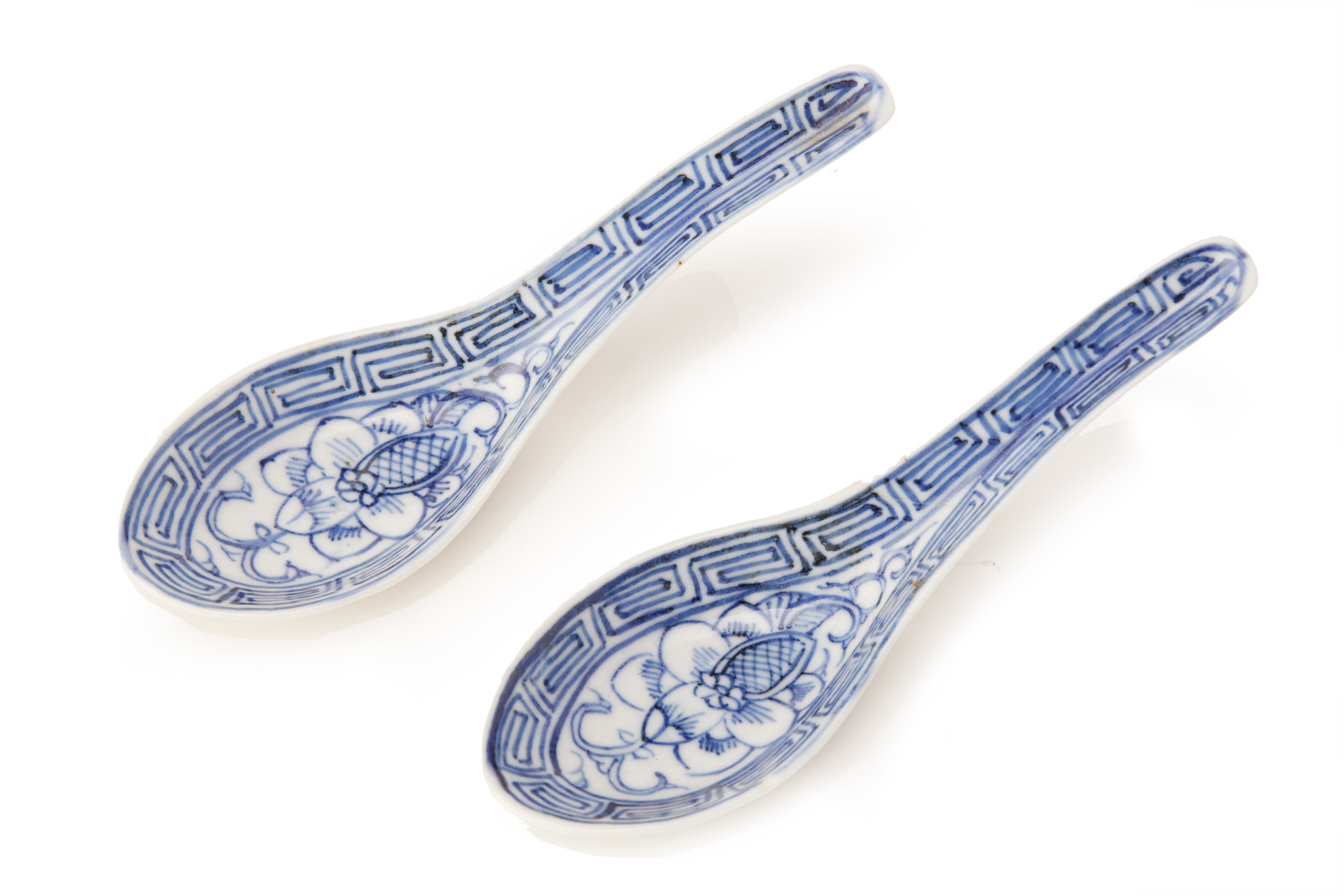 A GROUP OF 25 BLUE AND WHITE PORCELAIN SPOONS