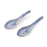 A GROUP OF 25 BLUE AND WHITE PORCELAIN SPOONS
