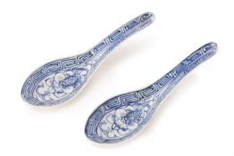 A GROUP OF 25 BLUE AND WHITE PORCELAIN SPOONS