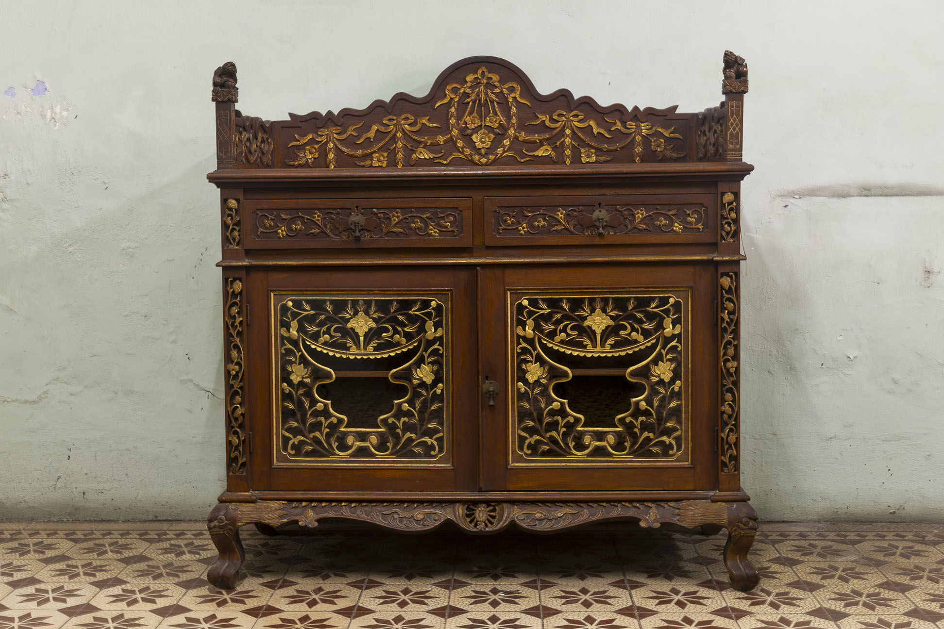 A PERANAKAN CARVED AND PARCEL GILT SIDE CABINET - Image 4 of 6