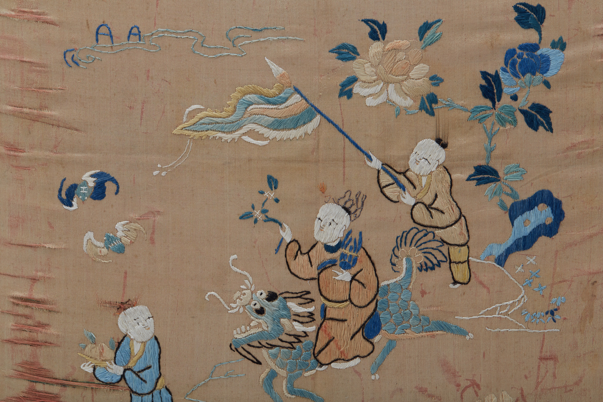 A CHINESE SILK EMBROIDERED PANEL - Image 2 of 3
