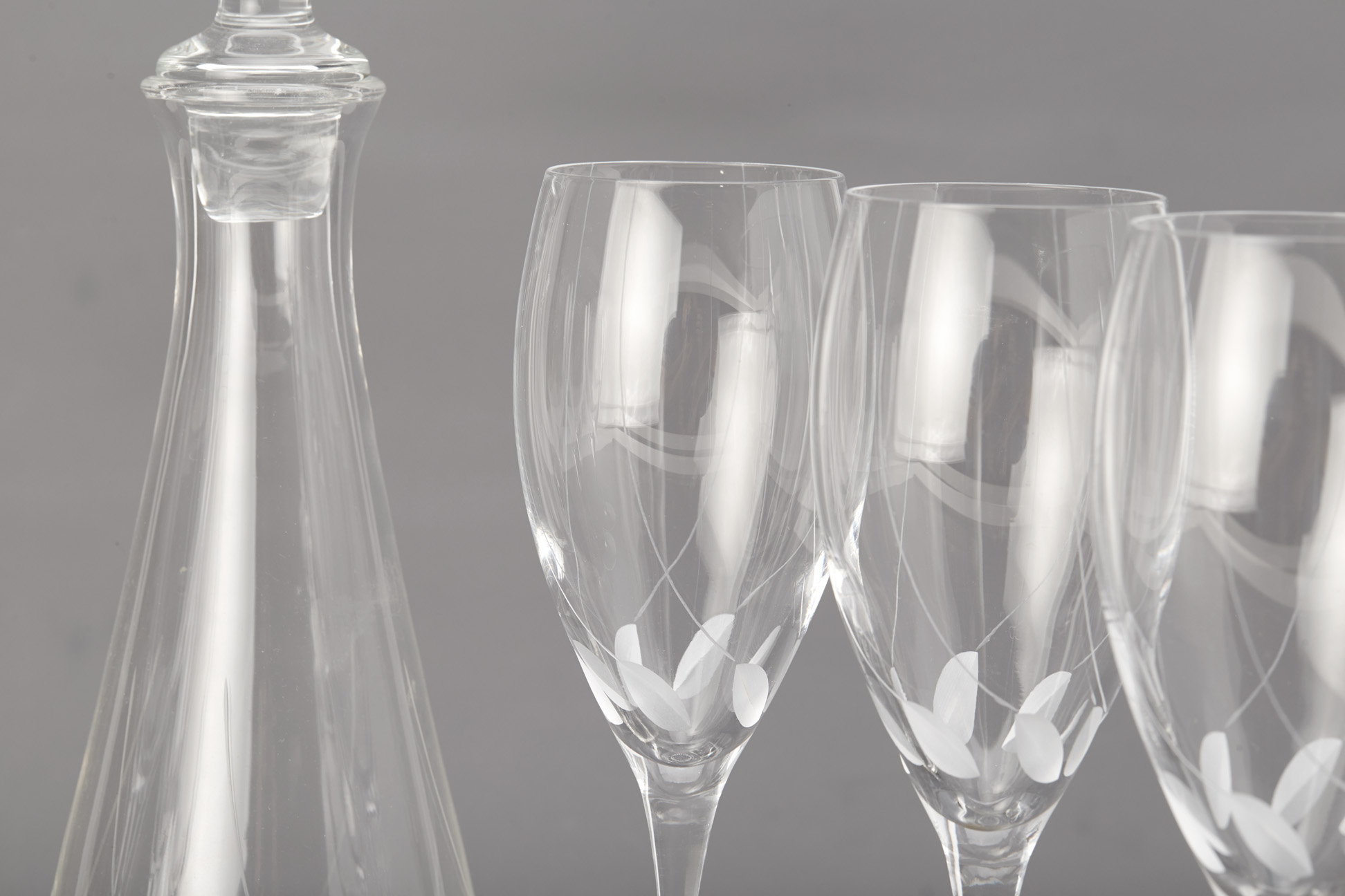 A SET OF SIX LA REINE GLASS FLUTES AND A DECANTER - Image 3 of 3