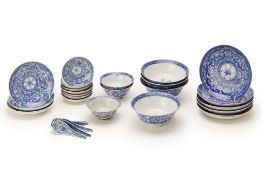 A COLLECTION OF BLUE AND WHITE PORCELAIN PIECES (2)