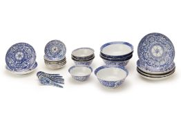 A COLLECTION OF BLUE AND WHITE PORCELAIN PIECES (1)