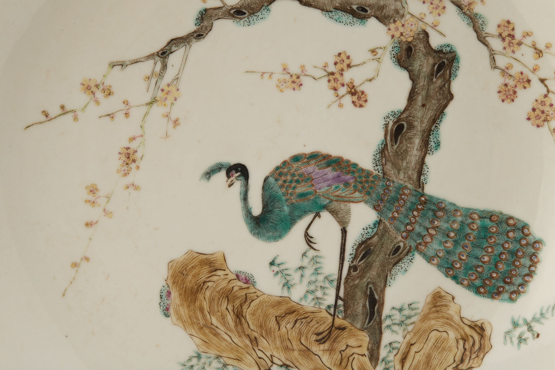 A FAMILLE ROSE PORCELAIN PEACOCK PLATE - Image 2 of 3