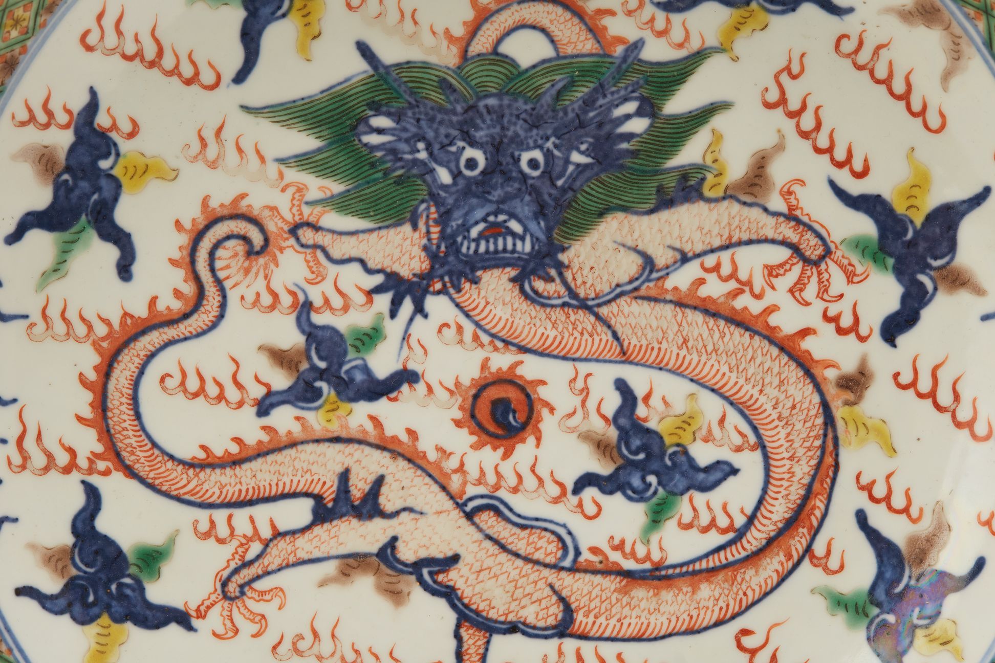 A WUCAI PORCELAIN DRAGON DISH - Image 2 of 3