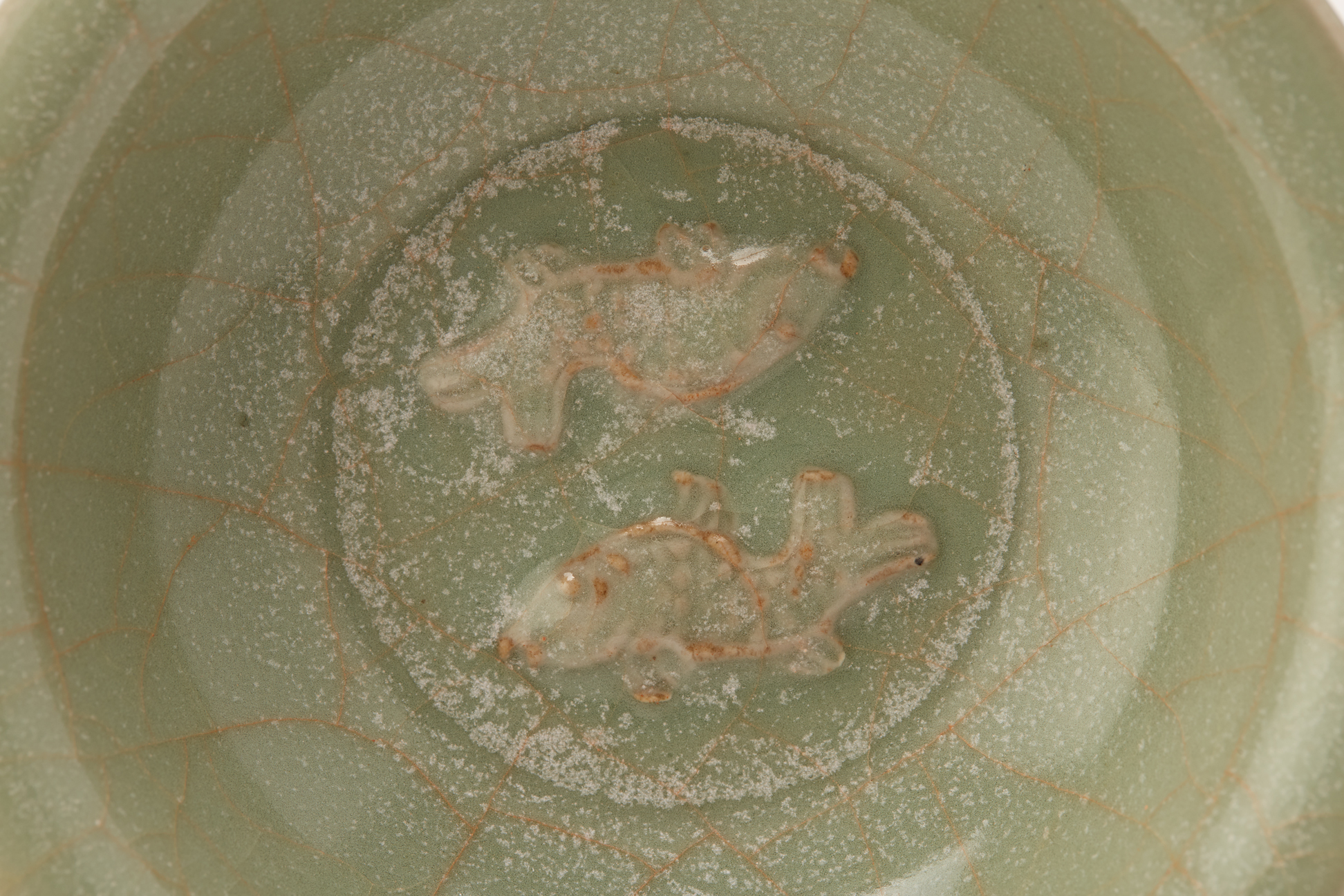 A SMALL CELADON TWIN FISH DISH - Image 2 of 3