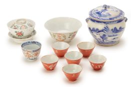 A SMALL SELECTION OF CHINESE PORCELAIN ITEMS
