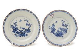 A PAIR OF BLUE AND WHITE PORCELAIN PLATES