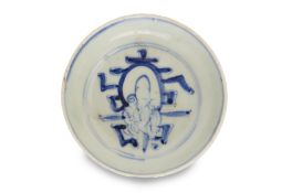 A BLUE AND WHITE PORCELAIN DISH WITH SHOU LAO