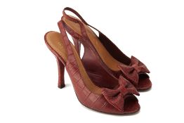 A PAIR OF LOUIS VUITTON BURGUNDY CROCODILE SKIN HEELS EU 40