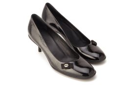 A PAIR OF GUCCI BLACK PATENT LEATHER KITTEN HEELS EU 39