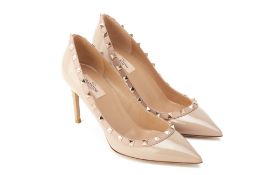 A PAIR OF VALENTINO PATENT LEATHER BEIGE STUDDED PUMPS EU 40
