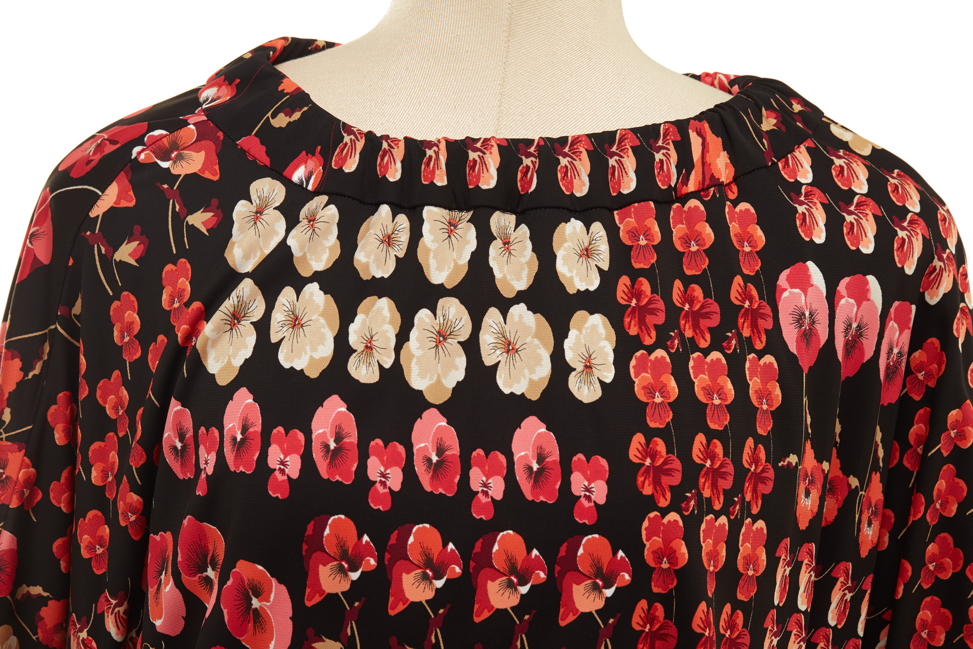 A GUCCI RED AND BLACK FLORAL PRINTED DRESS - Image 2 of 3