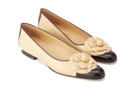 A PAIR OF CHANEL CREAM AND BLACK FLATS EU 39