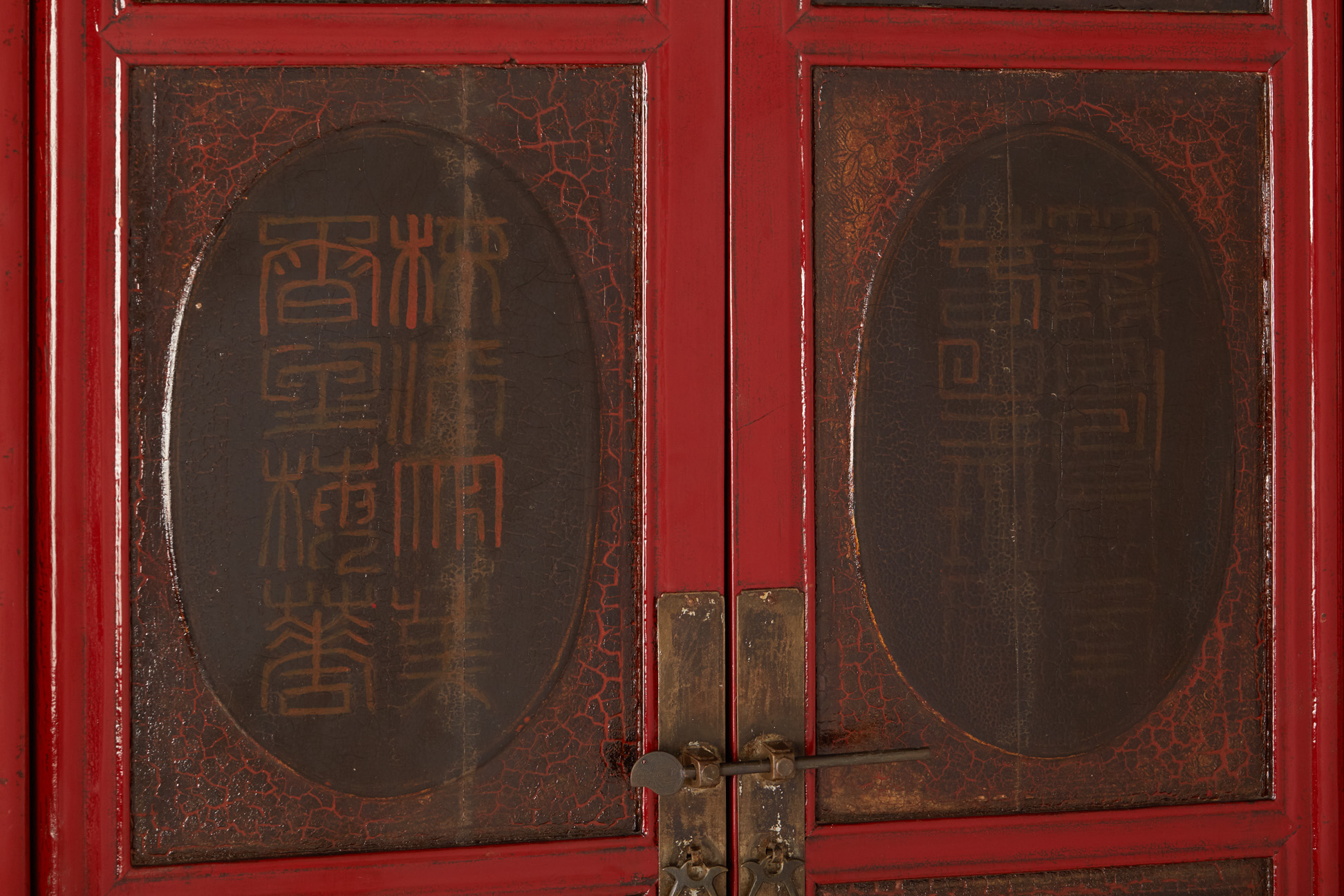 A CHINESE RED LACQUER CABINET - Image 4 of 4