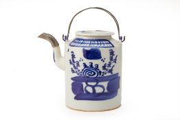 A BLUE AND WHITE PORCELAIN TEAPOT