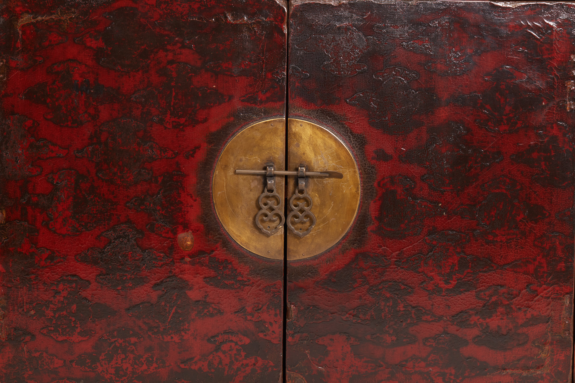 A VERY LARGE CHINESE RED LACQUERED COMPOUND CABINET - Image 7 of 12