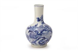 A BLUE AND WHITE PORCELAIN BOTTLE VASE