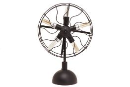 A TABLE LAMP IN THE FORM OF A FAN