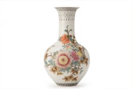 A FAMILLE ROSE PORCELAIN BOTTLE VASE