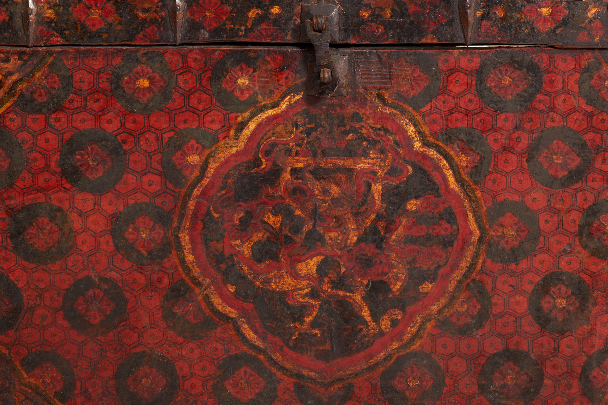 AN ANTIQUE TIBETAN PAINTED CHEST - Image 3 of 4