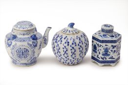 A GROUP OF THREE BLUE AND WHITE PORCELAIN ITEMS