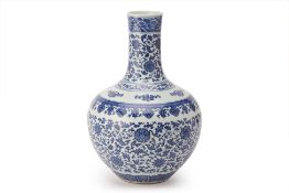 A BLUE AND WHITE PORCELAIN LOTUS BOTTLE VASE