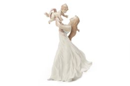 A LARGE LLADRO PORCELAIN MOTHER AND CHILD GROUP