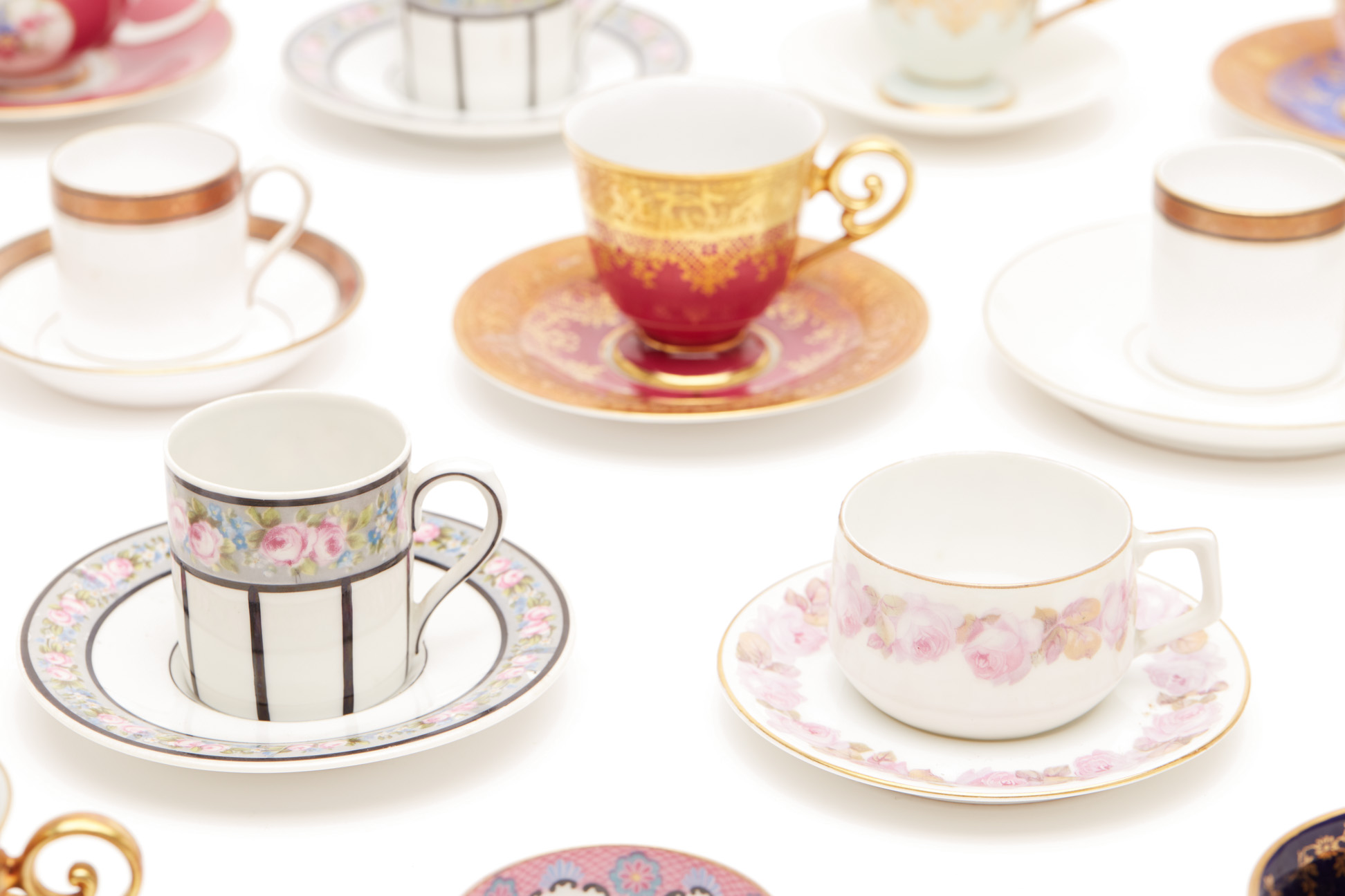 A GROUP OF VINTAGE & ANTIQUE TEA AND COFFEE CUPS & SAUCERS - Image 4 of 6