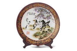 A DECORATIVE CHINESE PORCELAIN PLATE