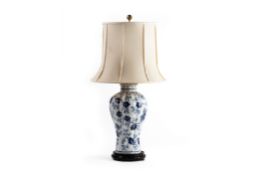 A BLUE AND WHITE PORCELAIN TABLE LAMP