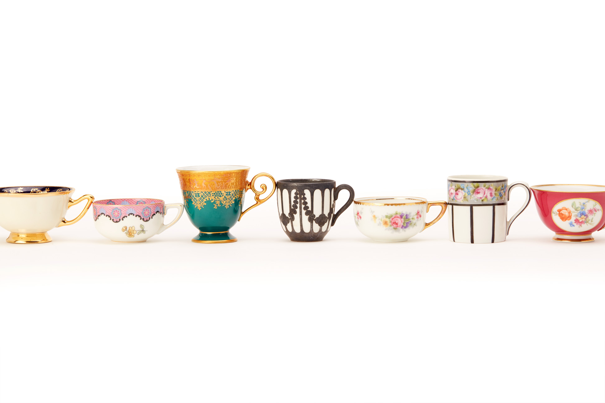 A GROUP OF VINTAGE & ANTIQUE TEA AND COFFEE CUPS & SAUCERS - Image 5 of 6