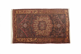 A MIDDLE EASTERN WOOL RUG (Approx 148cm x 94cm)