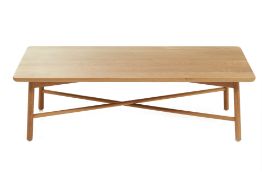 A CONTEMPORARY RECTANGULAR OAK COFFEE TABLE