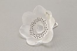 A LALIQUE FROSTED GLASS ANEMONE FLOWER