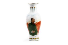 A CHINESE PORCELAIN VASE DEPICTING MAO ZEDONG