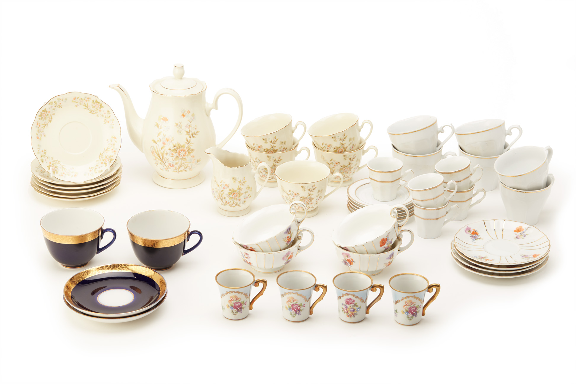 A QUANTITY OF ASSORTED TEA AND COFFEE WARES